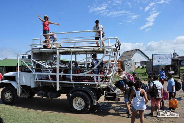 A Ana ocupa seu lugar no telhado do caminhão que nos levará embora de Cabo Polonio, no litoral do Uruguai
